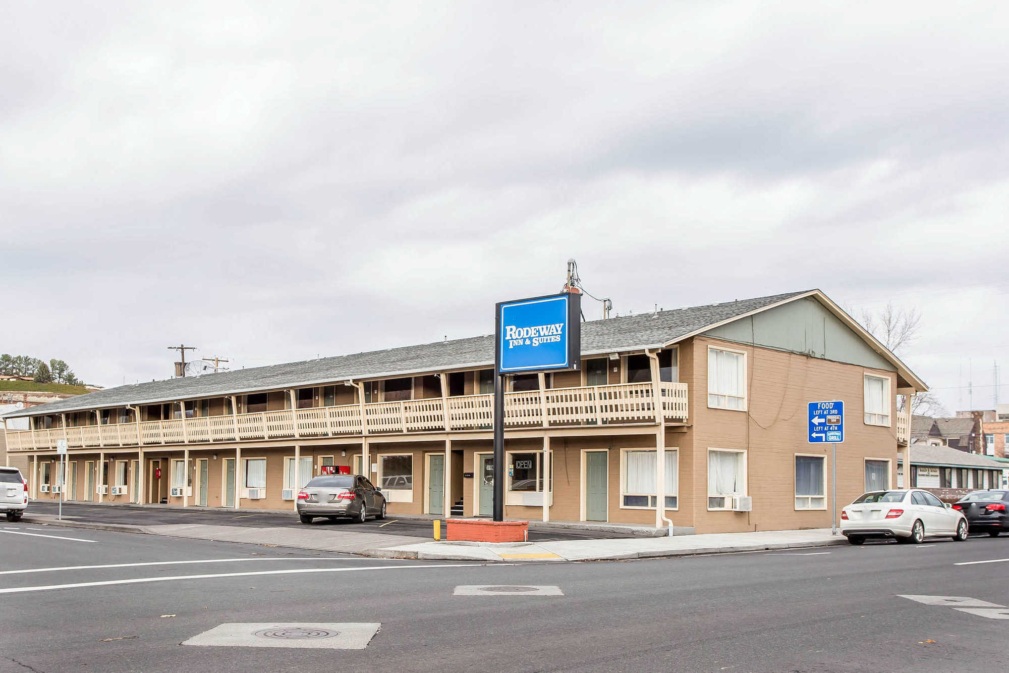 Rodeway Inn & Suites Pendleton Exterior photo