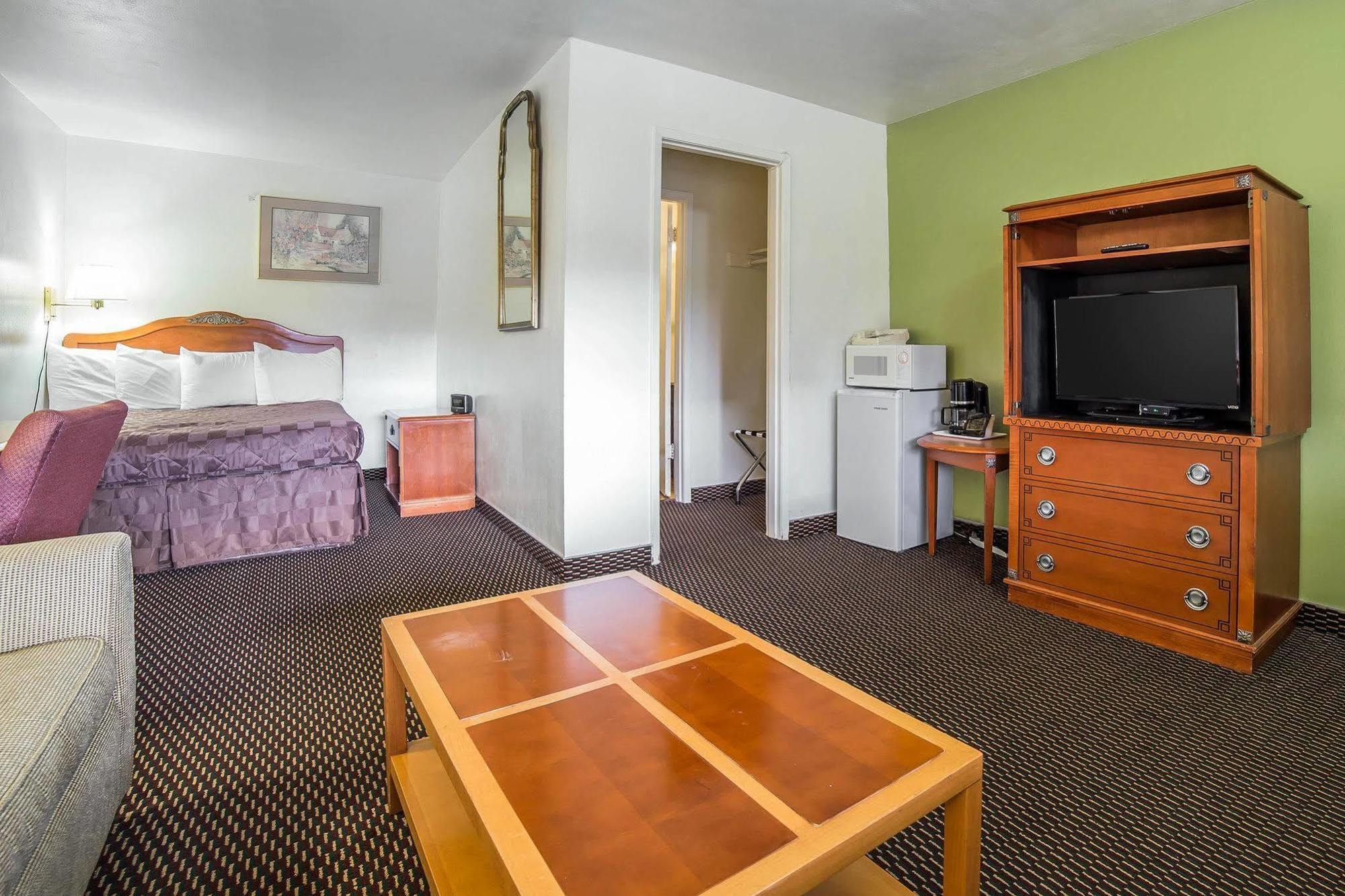 Rodeway Inn & Suites Pendleton Exterior photo