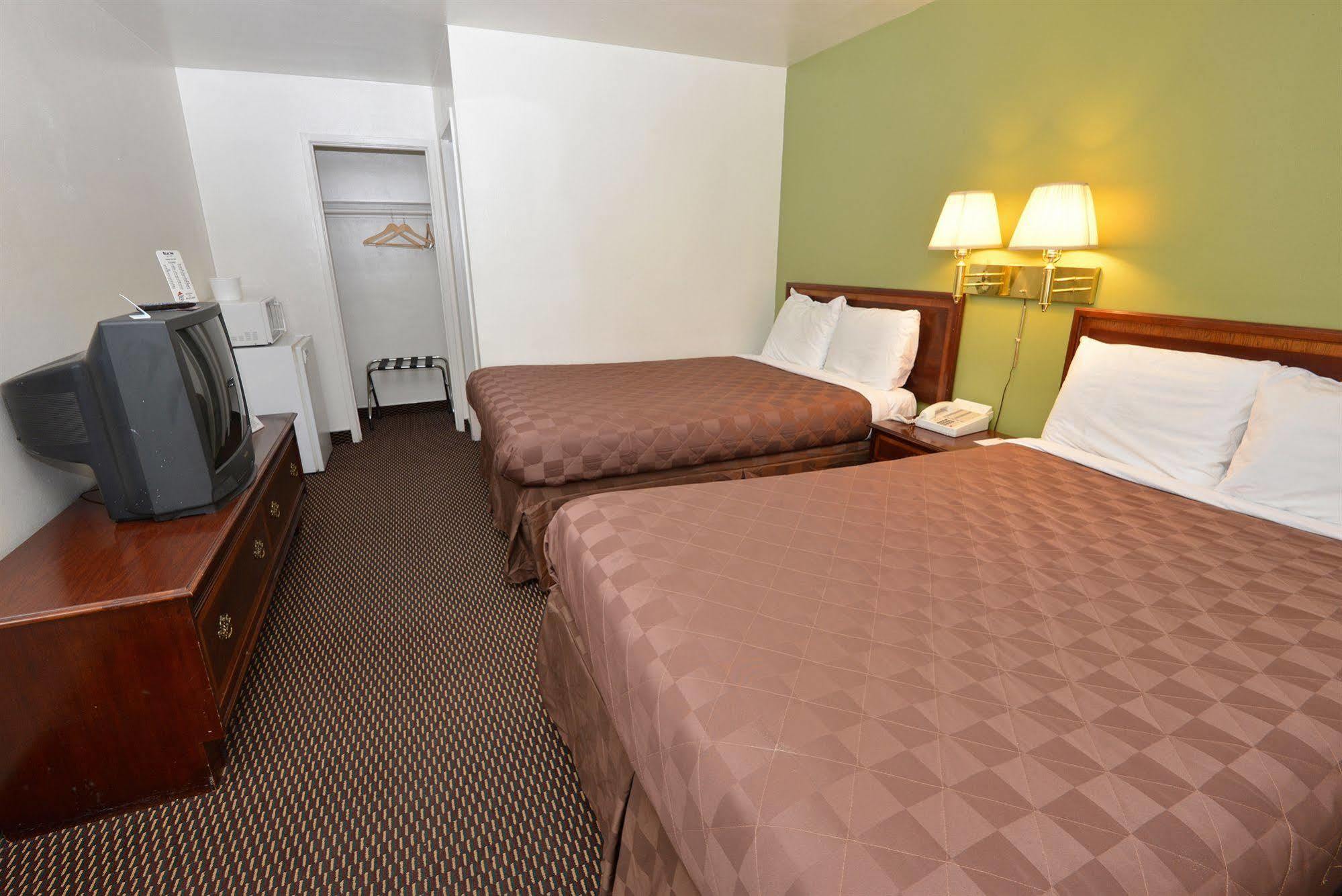 Rodeway Inn & Suites Pendleton Exterior photo