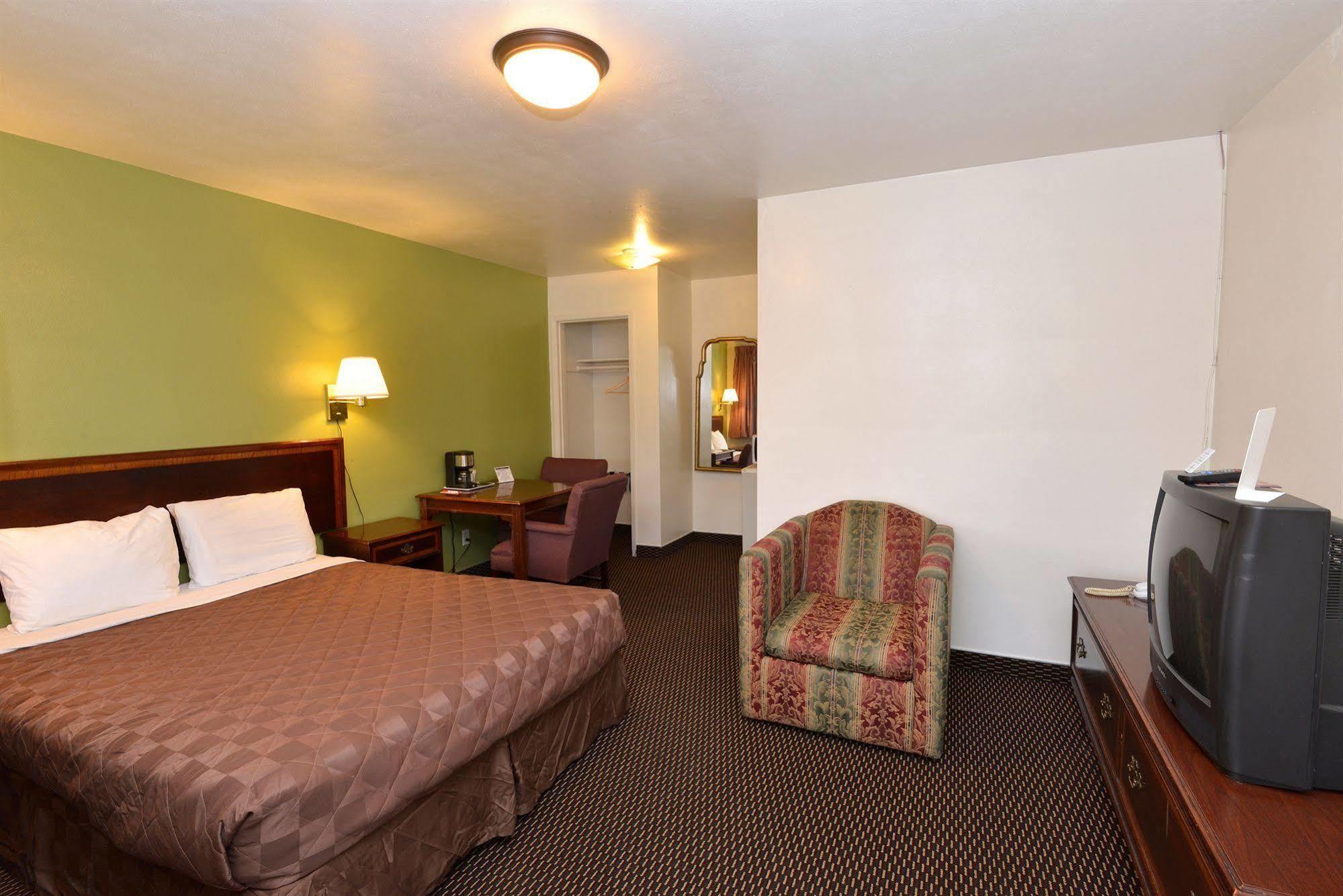 Rodeway Inn & Suites Pendleton Exterior photo