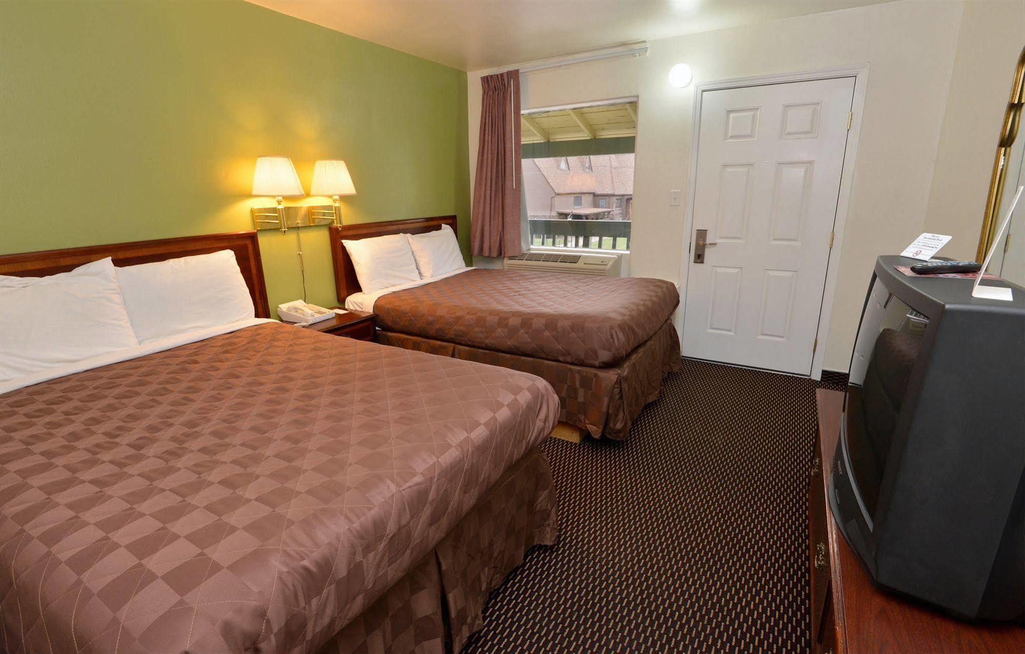 Rodeway Inn & Suites Pendleton Exterior photo