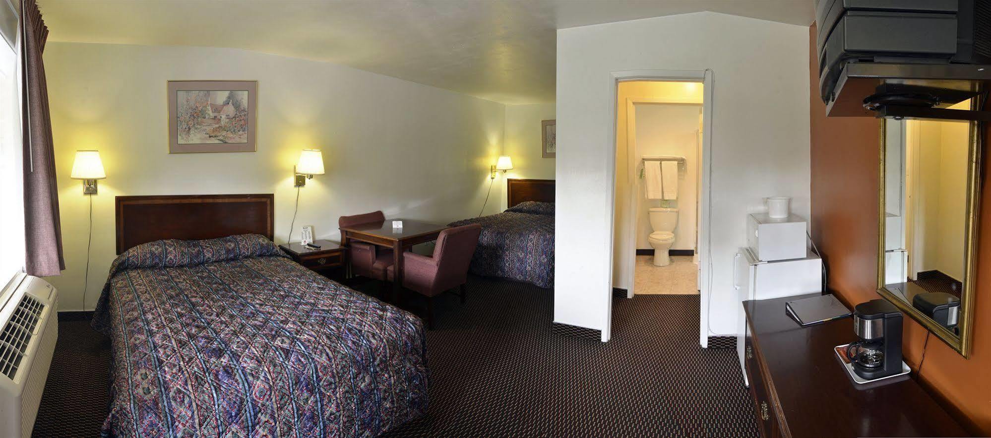 Rodeway Inn & Suites Pendleton Exterior photo