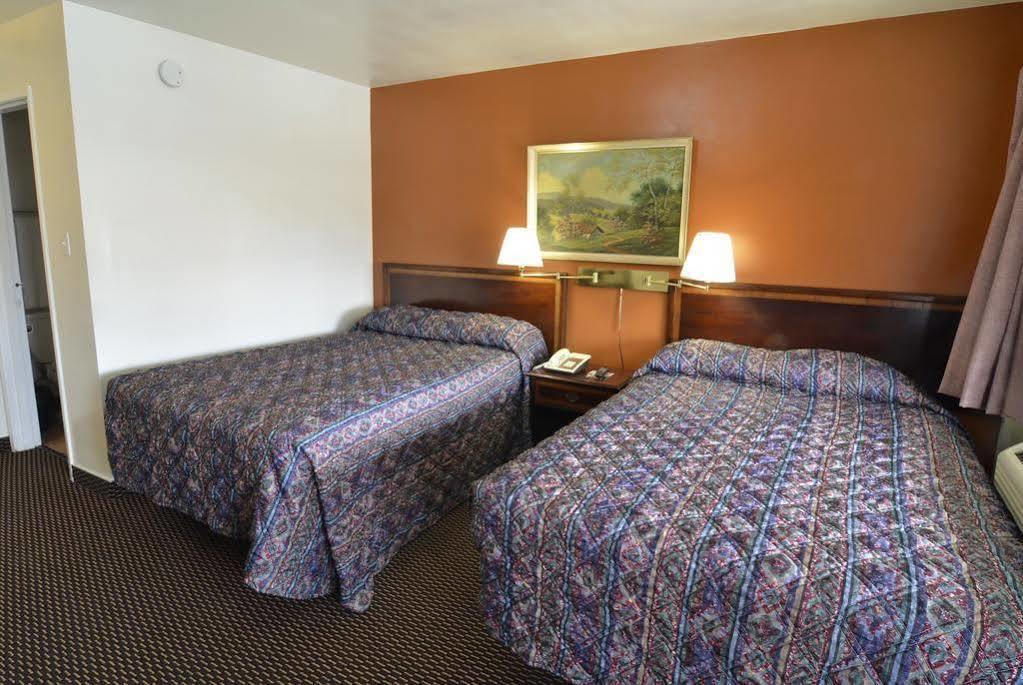 Rodeway Inn & Suites Pendleton Exterior photo